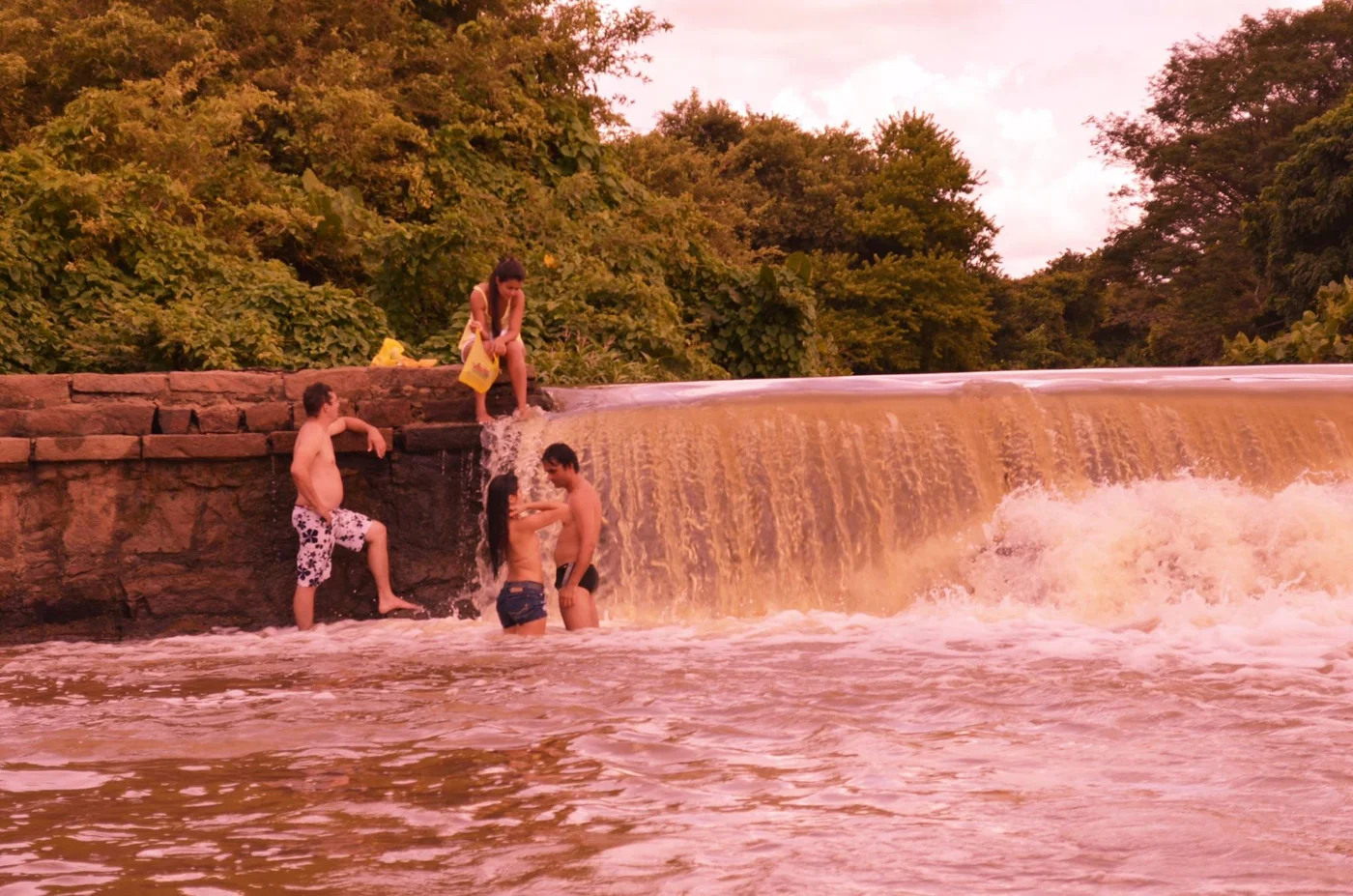 Cânion em arenito avermelhado e queda d'água do Geossítio Cachoeira de Missão Velha