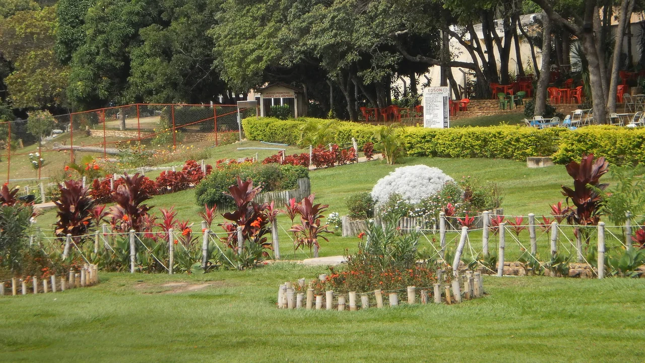 Piscinas naturais e bosques do Balneário do Caldas no sopé da serra