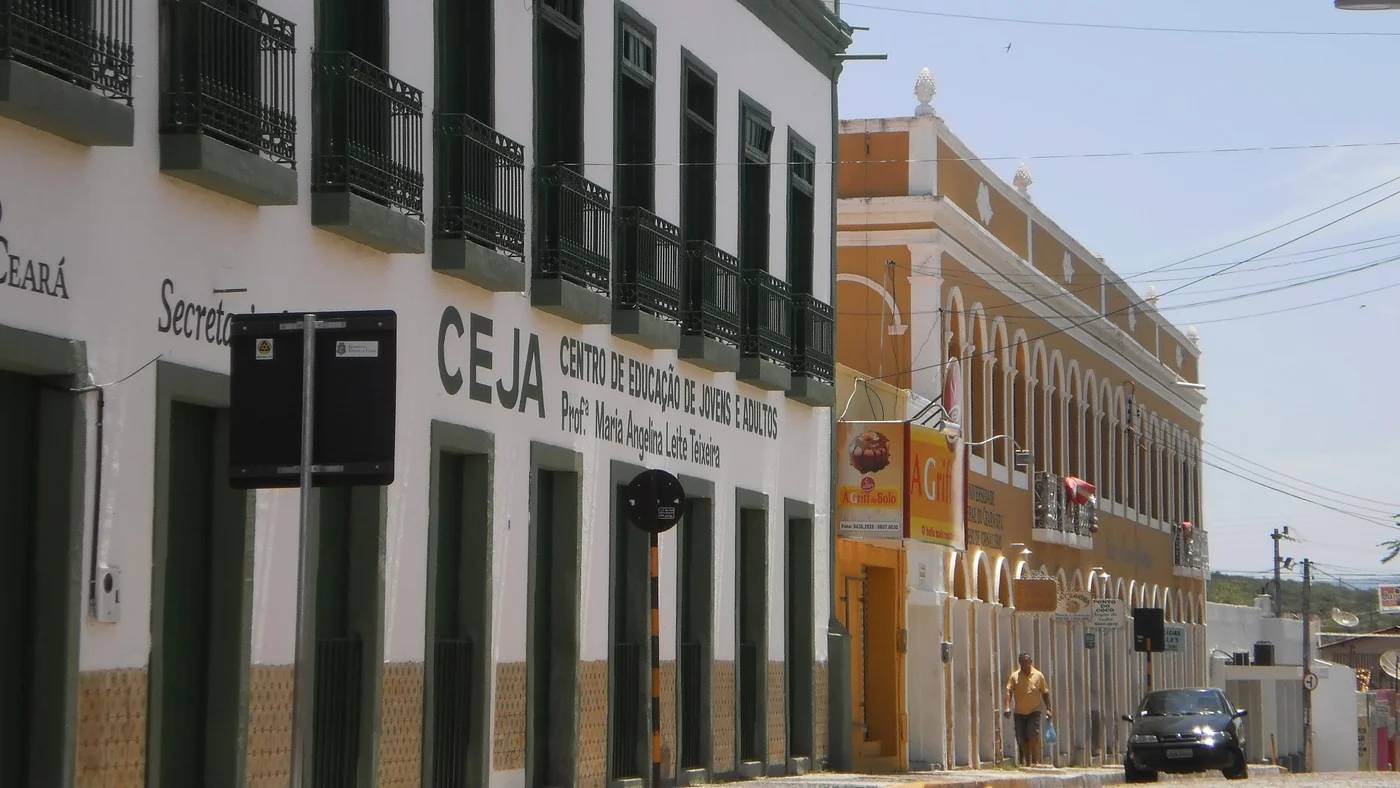 Casario colonial preservado do Centro Histórico de Barbalha com calçamento e casarões coloridos