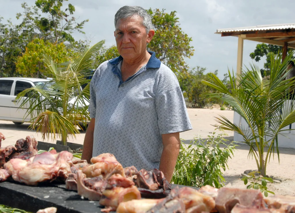 Carne de sol artesanal grelhada na brasa acompanhada de macaxeira