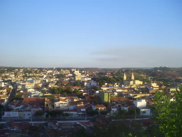 Pôr do sol sobre a paisagem urbana e montanhas a partir do centro do Crato