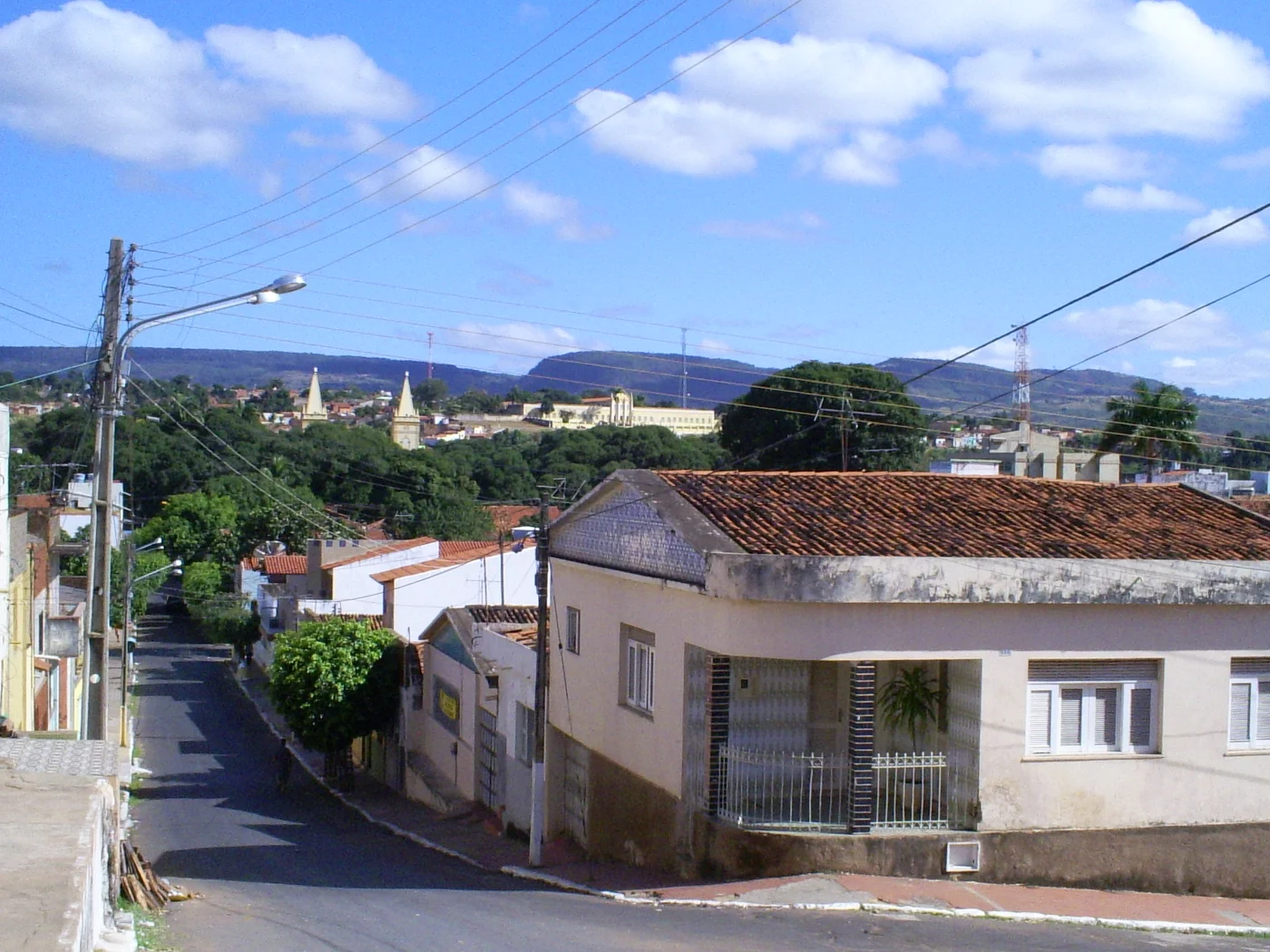 Rua Padre Sucupira no centro histórico do Crato com casario colonial e serra ao fundo