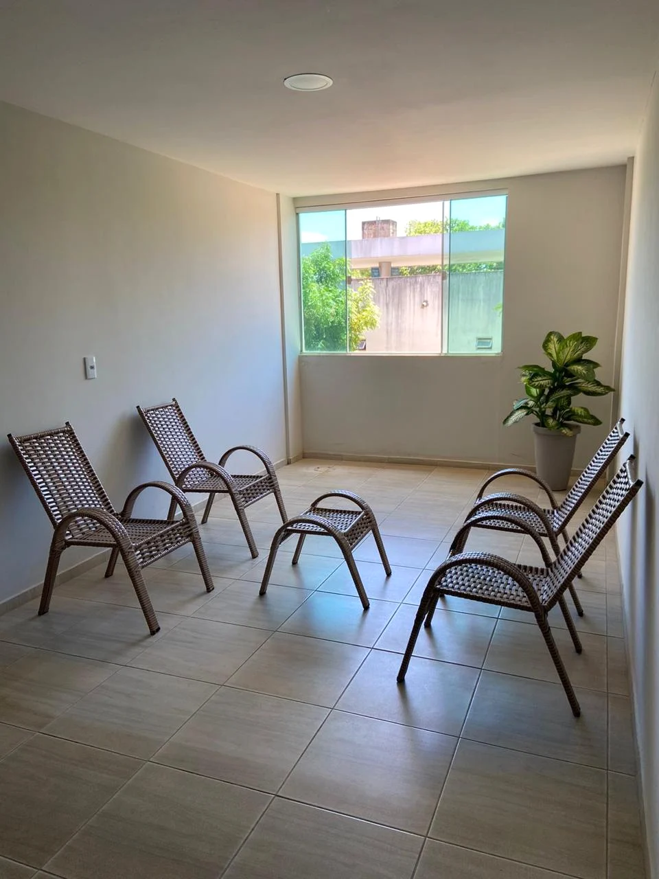 Área de convivência do hotel com poltronas confortáveis e iluminação natural