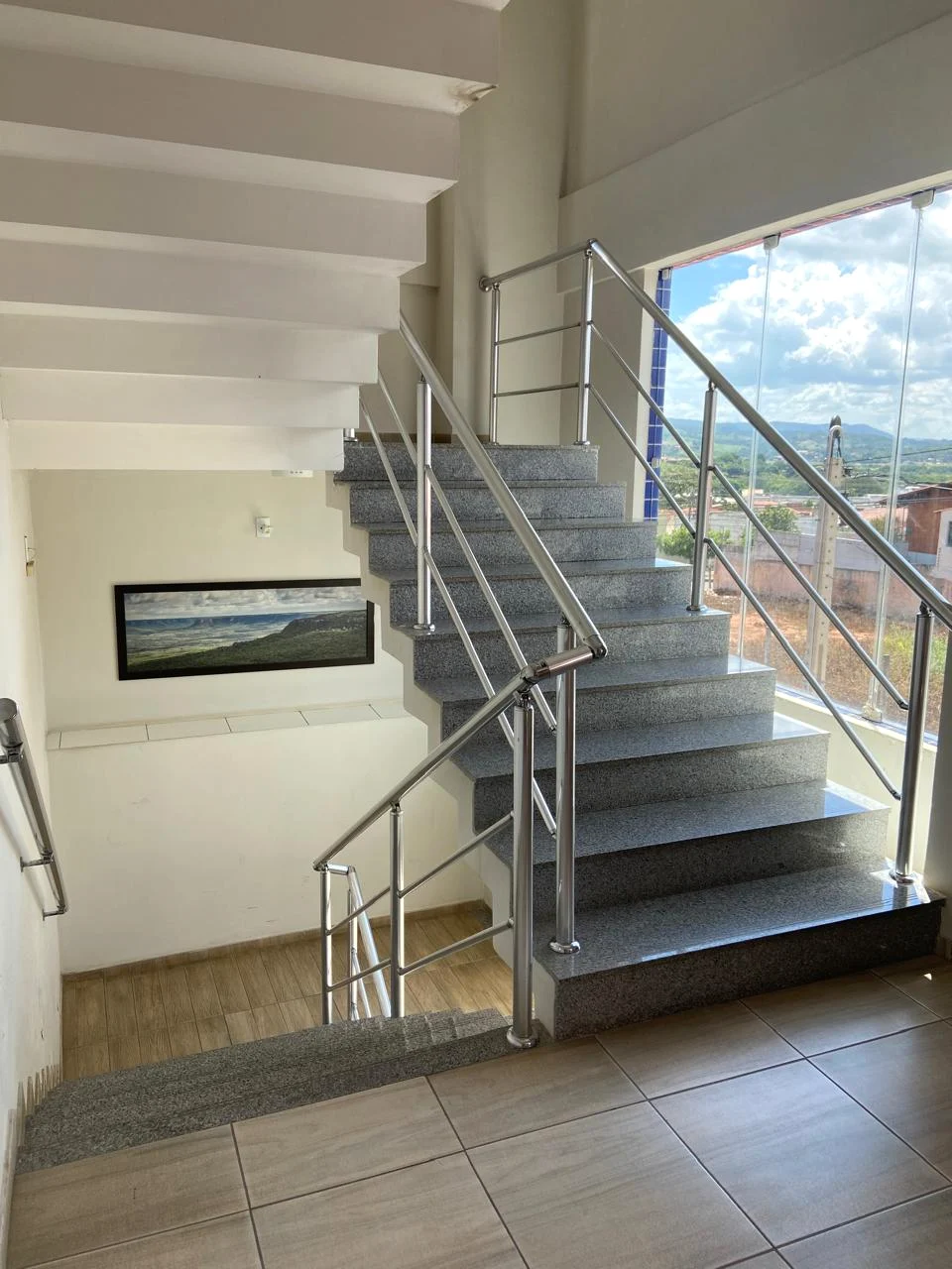 Escadaria panorâmica em granito com vista para o relevo do Cariri