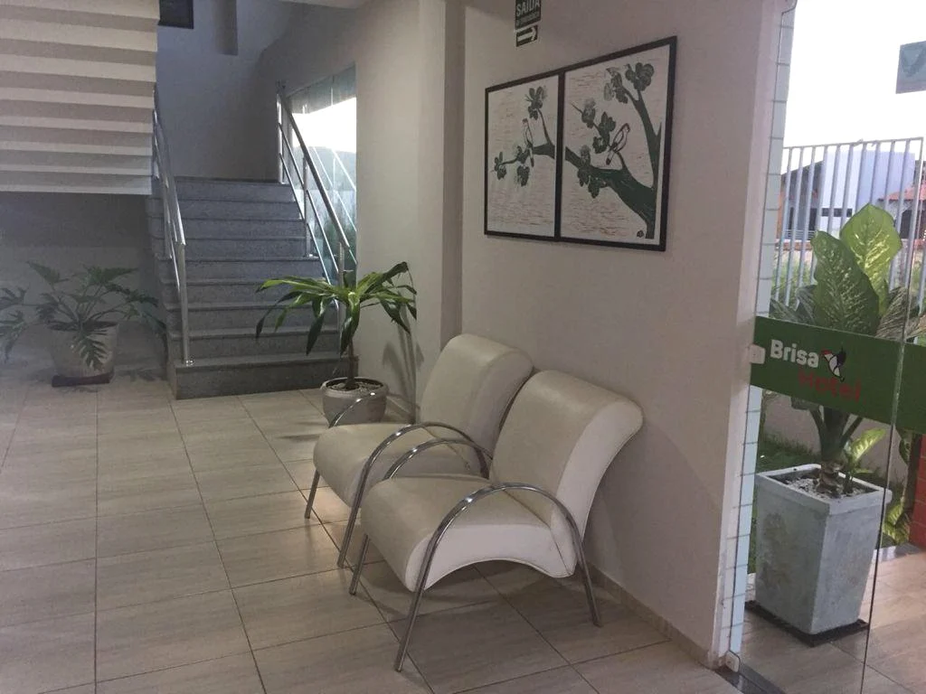 Área de estar e convivência acolhedora do Brisa Hotel no Crato