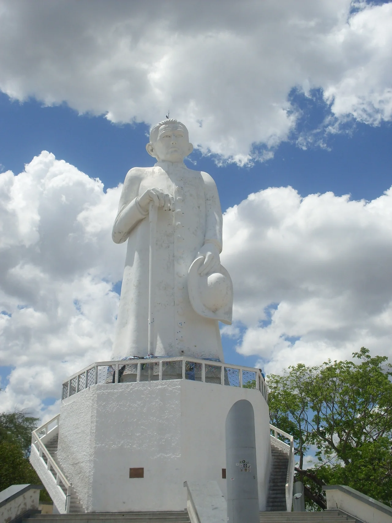 Estátua monumental do Padre Cícero no alto da Colina do Horto em Juazeiro do Norte