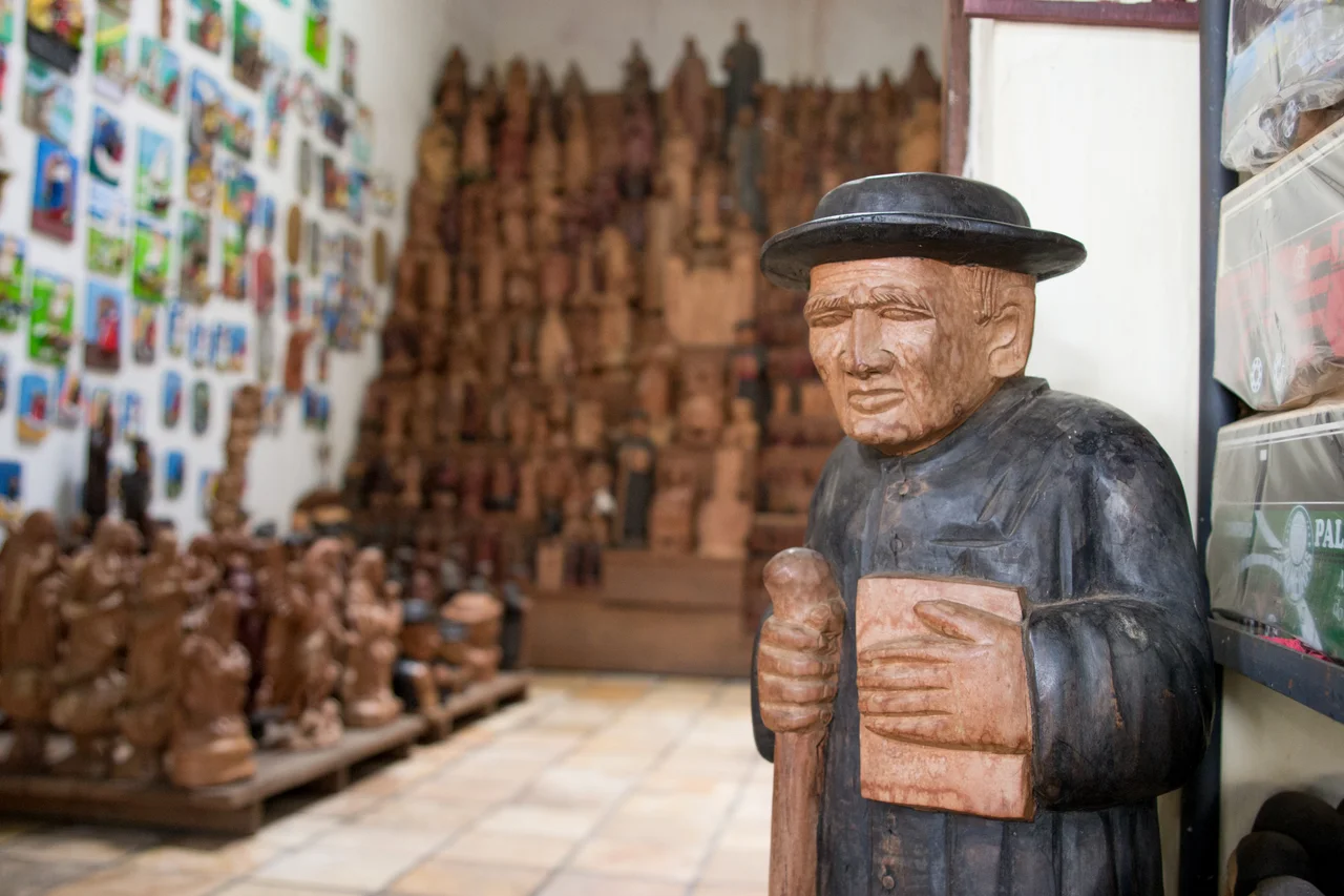 Esculturas tradicionais em madeira entalhada por artesãos caririenses no Centro Mestre Noza