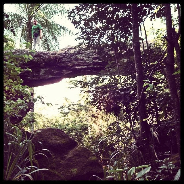 Arco natural em arenito da Formação Exu no Geossítio Ponte de Pedra em Nova Olinda
