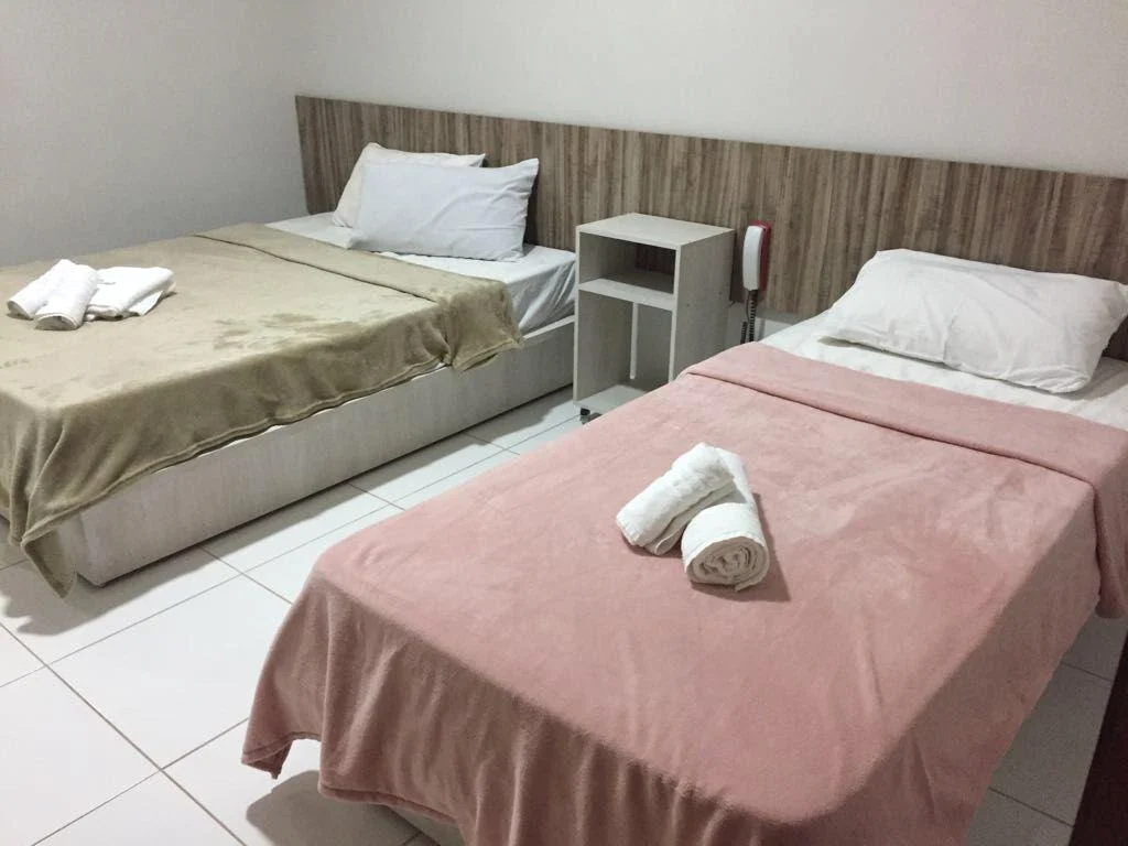 Acomodação com cama de casal e cama de solteiro, ar-condicionado e bancada