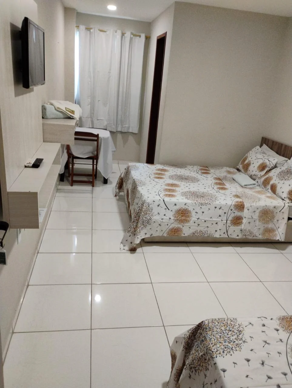Acomodação com bancada de apoio, espelho e cadeira