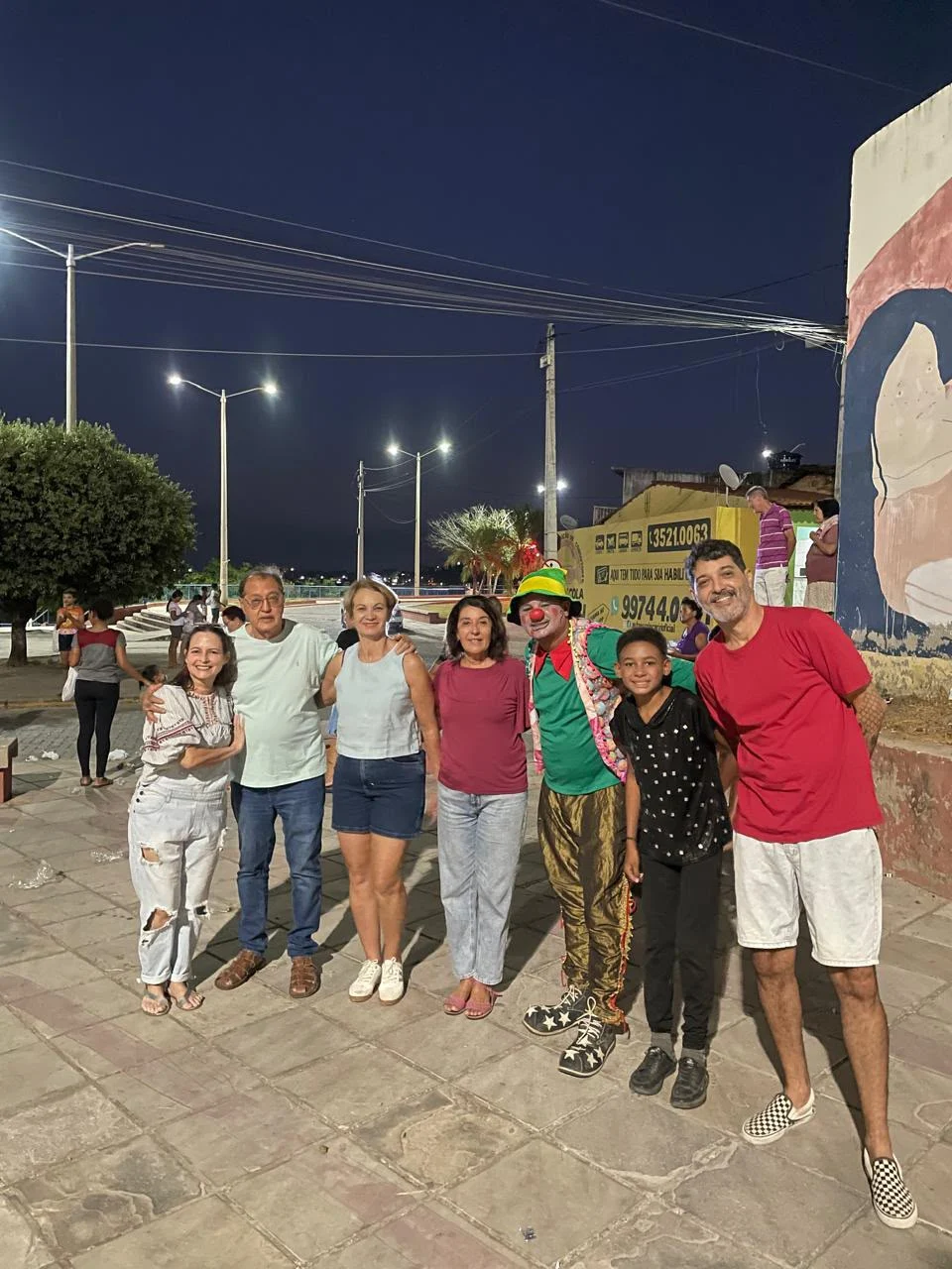 Participantes da campanha reunidos com um palhaço em Crato